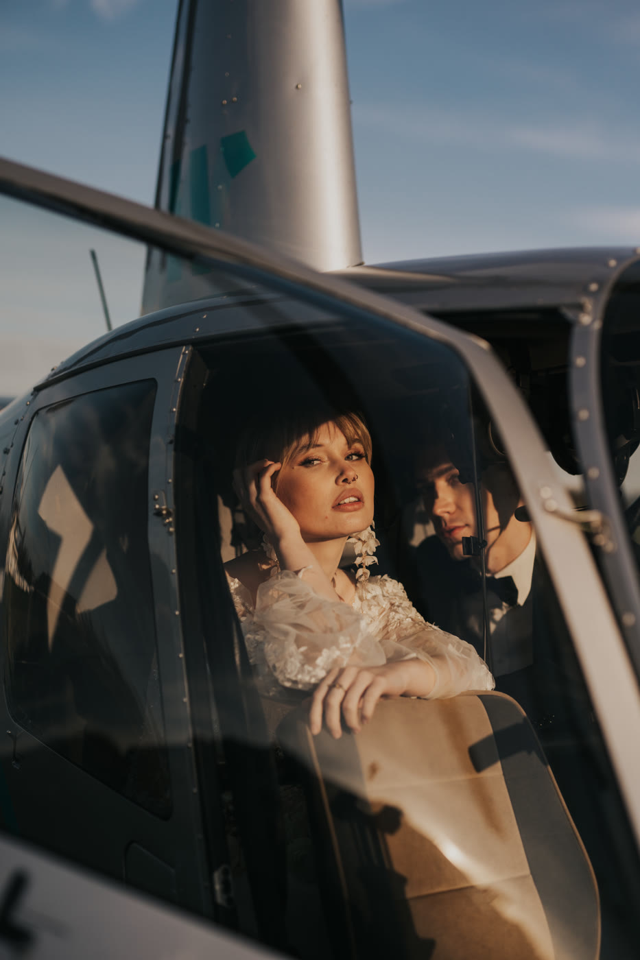 Panna Młoda w helikopterze podczas stylizowanej sesji ślubnej
