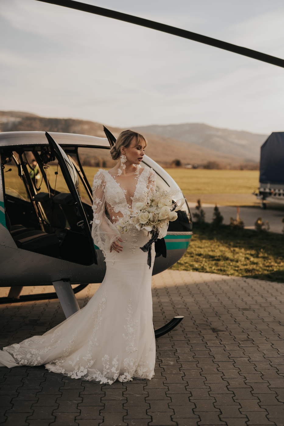 Panna Młoda wysiadająca z helikoptera, plenerowa sesja ślubna
