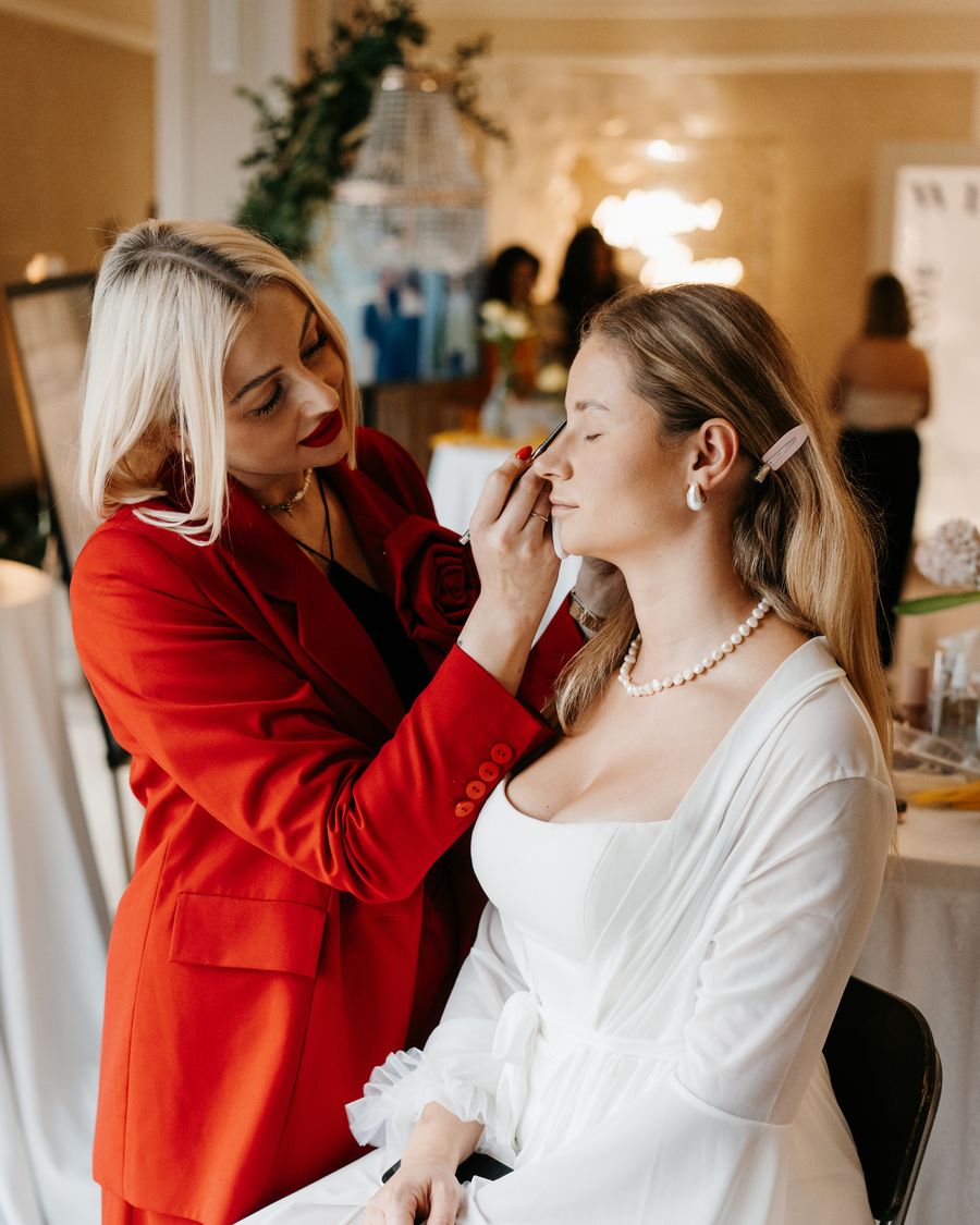 Klientka podczas makijażu w studio CHIC.CHICK w Bytomiu