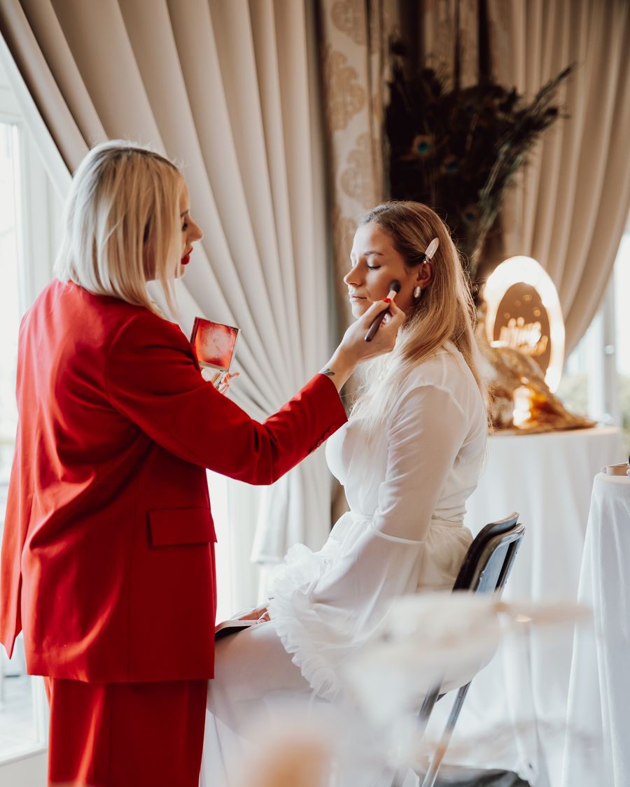 Alina Haberstock podczas wykonywania makijażu próbnego w studio w Bytomiu