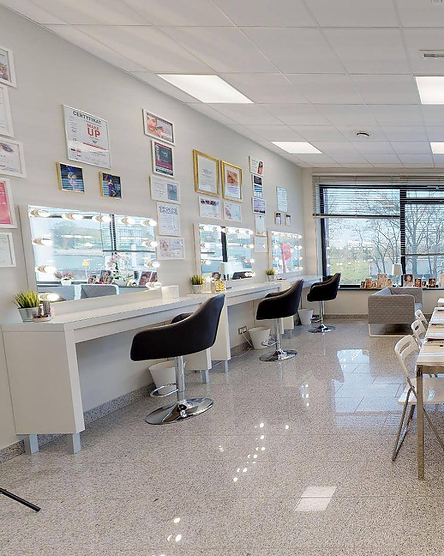 Jasne wnętrze studia CHIC.CHICK MakeUp Room przy ul. Moniuszki 22 w Bytomiu